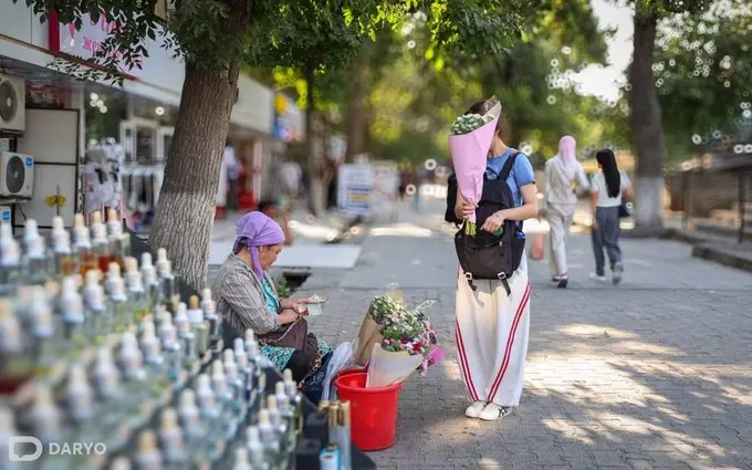 Мўйқалам ўрнига кўчат тутган Бахт ва метро бўйидаги Лола (фотоэссе)