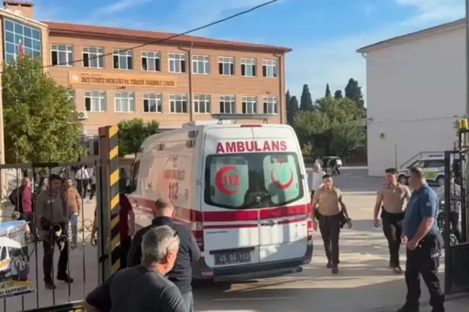 Turkiyadagi maktabda nomaʼlum shaxs otishma uyushtirdi (video)