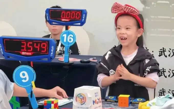 Xitoyda 6 yoshli qiz Rubik kubigini yig‘ish bo‘yicha jahon rekordini yangiladi (video)