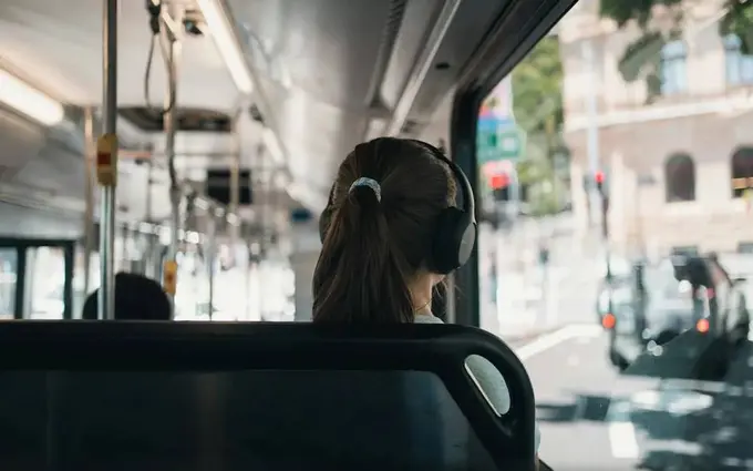 Singapur avtobuslarida ovqatlanish va quloqchinsiz musiqa tinglash taqiqlandi