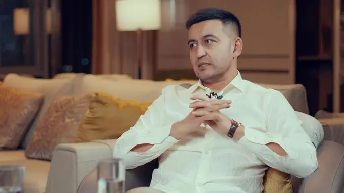 “Haqiqiy masxarabozlar kostyum-shim, galstukda o‘tiradi”. Davron Kabulov “Setora”ning tarqalib ketishi va Shukurullo Isroilovni tanqid qilganlar haqida