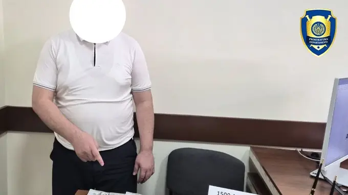 Namanganda Xalq qabulxonasi xodimi 1,5 ming dollar bilan ushlandi
